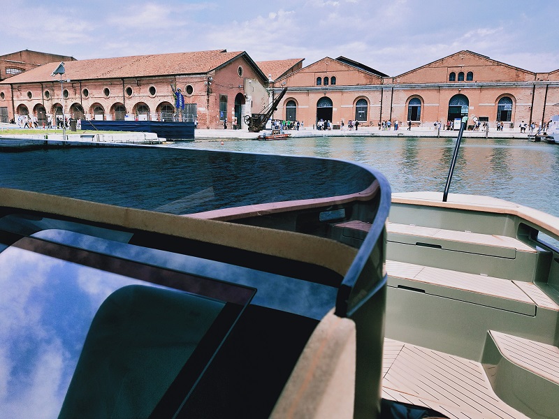 L'Arsenale visto da una barca elettrica