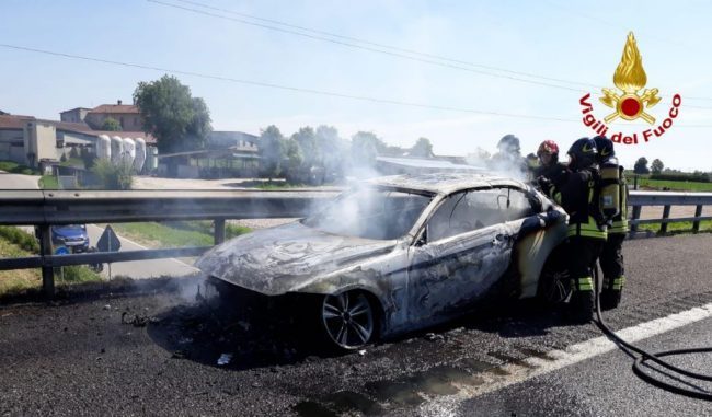 Auto in fiamme sull'A1.
