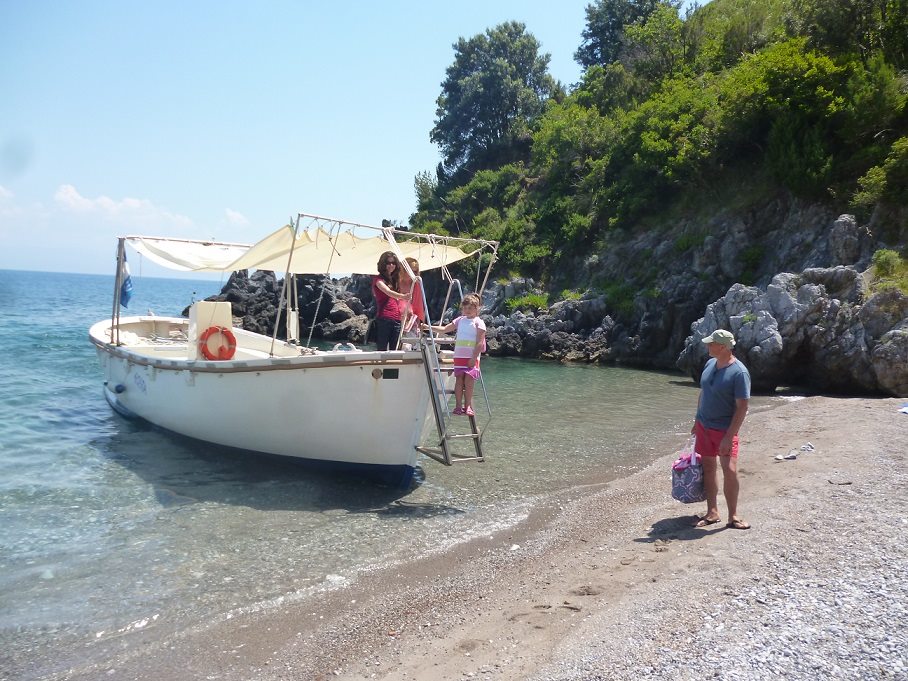 la barca fa escursioni nella costa di Maratea