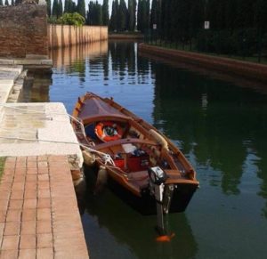 la barca tradizionale ormeggiata a Venezia