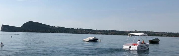 La barca elettrica nel parco di Manerba