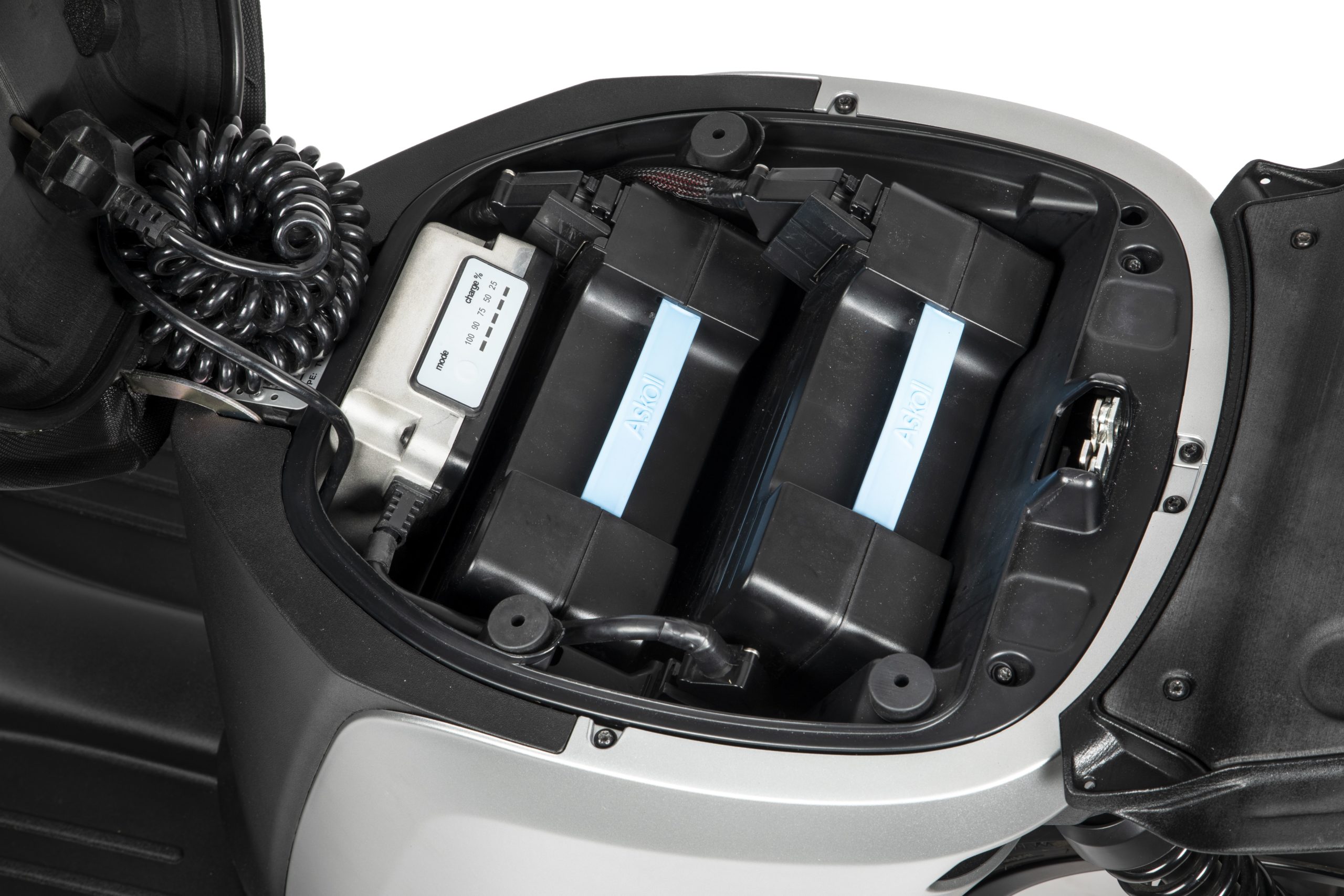 Il tuo scooter è fermo? Come preservare le batterie e il resto -  Vaielettrico