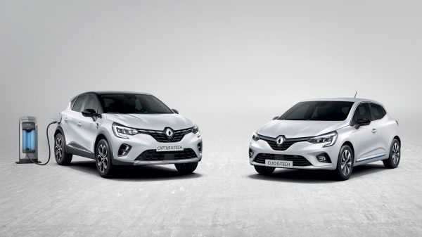 I nuovi ibridi Renault: a sinistra la Captur (che è plug-in), a destra la Clio