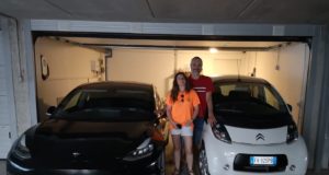 Alessandro e Laura davanti alle due auto elettriche