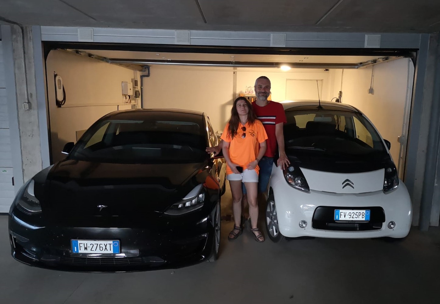 Alessandro e Laura davanti alle due auto elettriche