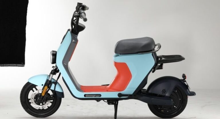 Uno Scooter Viaggia Alla Velocità Di 50 Km H