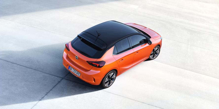 L'Opel Corsa-e vista da dietro