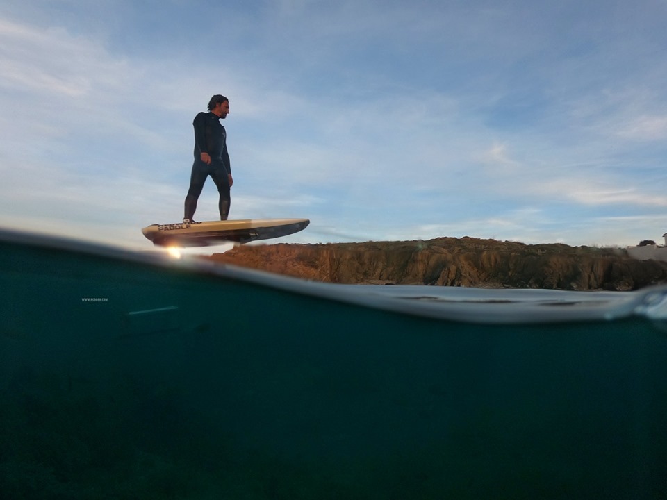 il surf elettrico sulle onde