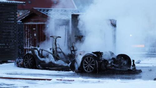 Incendio Tesla Model S in ricarica.