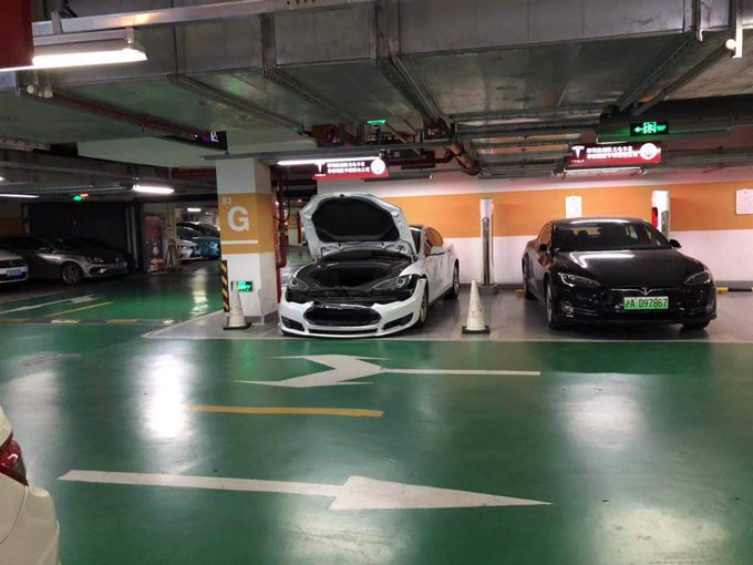 Tesla danneggiata Shangai